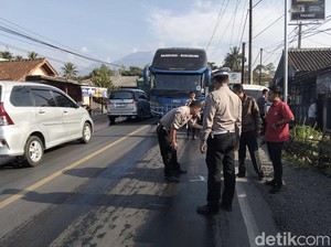 Dua Nyawa Melayang Kala Truk Seruduk Angkot di Sukabumi