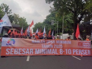 Hujan Tak Surutkan Ribuan Buruh Demo Tuntut Upah Naik 10%
