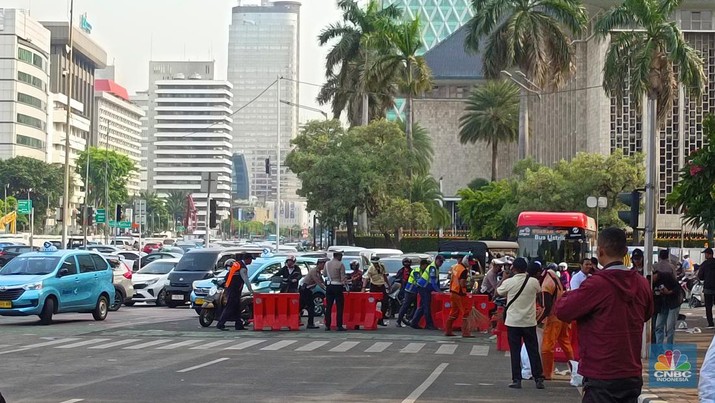 Ribuan massa aksi demonstrasi di kawasan Patung Kuda MONAS Jakarta telah membubarkan diri. Lalu lintas di Jalan Medan Merdeka Barat arah Istana Negara kembali dibuka. (CNBC Indonesia/Martyasari Rizky)