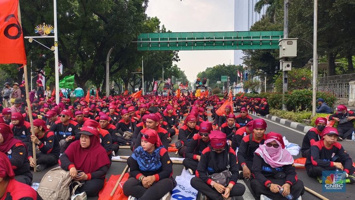 Ribuan massa buruh dari 14 konfederasi dan federasi serikat buruh tingkat nasional turun ke jalan hari ini, Kamis (24/10/2024). (CNBC Indonesia/Martyasari Rizky)