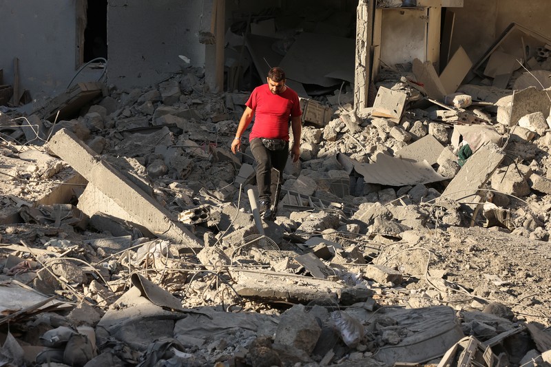 Asap mengepul di atas kota pelabuhan Tyre yang terdaftar di UNESCO setelah serangan Israel, di tengah permusuhan yang sedang berlangsung antara Hizbullah dan pasukan Israel, Lebanon selatan, 23 Oktober 2024. (REUTERS/Aziz Taher)