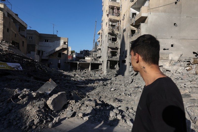 Asap mengepul di atas kota pelabuhan Tyre yang terdaftar di UNESCO setelah serangan Israel, di tengah permusuhan yang sedang berlangsung antara Hizbullah dan pasukan Israel, Lebanon selatan, 23 Oktober 2024. (REUTERS/Aziz Taher)