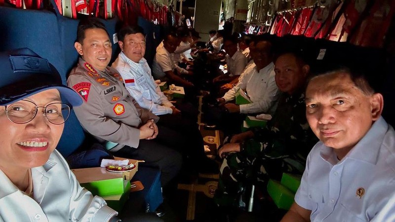 Suasana persiapan keberangkatan ke Akademi Militer Magelang via Jogyakarta - untuk acara pembekalan para anggota Kabinet Merah Putih 2024-2029; untuk menggalang kekompakan dan kebersamaan serta persatuan tim. (Instagram/smindrawati)