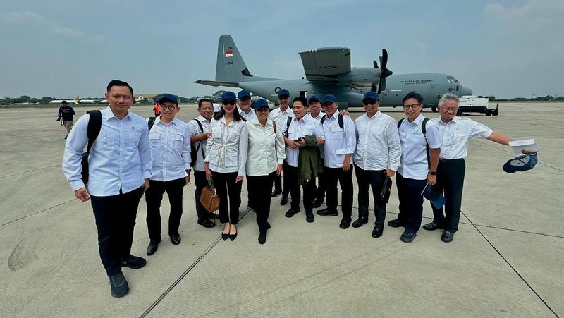 Suasana persiapan keberangkatan ke Akademi Militer Magelang via Jogyakarta - untuk acara pembekalan para anggota Kabinet Merah Putih 2024-2029; untuk menggalang kekompakan dan kebersamaan serta persatuan tim. (Instagram/smindrawati)