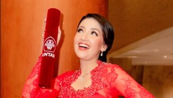 Bahagianya Tsania Marwa Dapat Kado Wisuda dari Anak