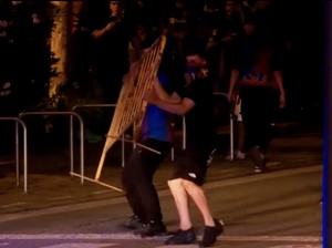 Video Rusuhnya Fans Barcelona: Lempar Suar hingga Pagar ke Arah Polisi