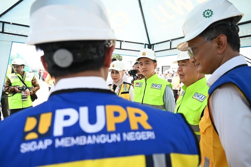 Wakil Presiden Gibran Rakabuming Raka meninjau proyek Jakarta Sewerage Development Project (JSDP) Zona 1. (Instagram/gibran_rakabuming) Wakil Presiden Gibran Rakabuming Raka meninjau proyek Jakarta Sewerage Development Project (JSDP) Zona 1. (Instagram/gibran_rakabuming)