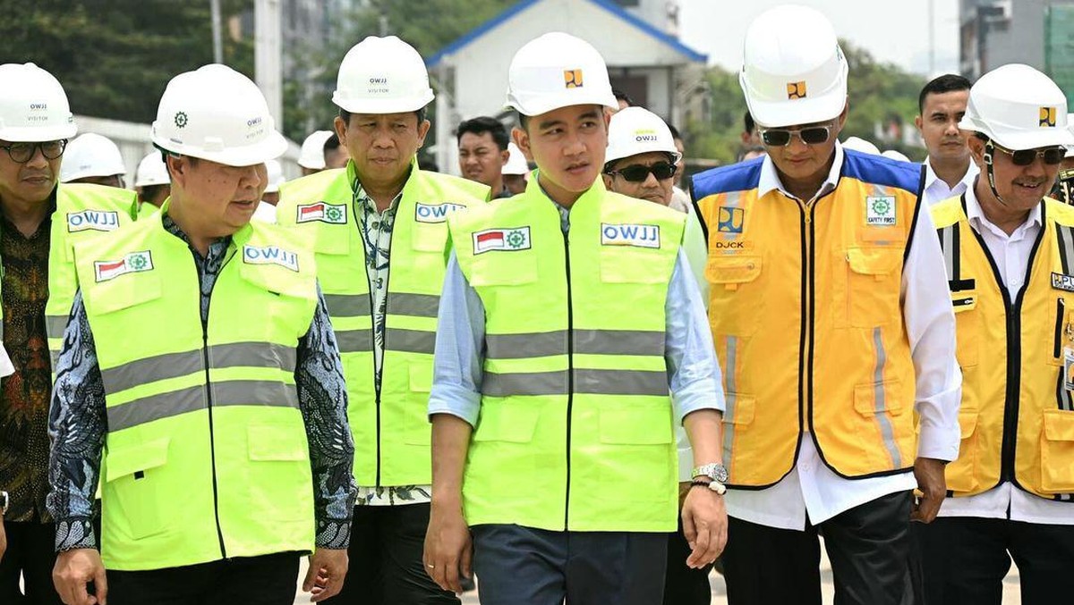 wakil-presiden-gibran-rakabuming-raka-meninjau-proyek-jakarta-sewerage-development-project-jsdp-zona-1-instagramgibranrakabumi-5_169 4 Hari Setelah Dilantik, Gibran 'Blusukan' Cek 4 Proyek Ini