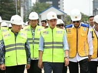 Pek-ketiplek Jokowi, Wapres Gibran Blusukan di 'Bank' Limbah Pluit
