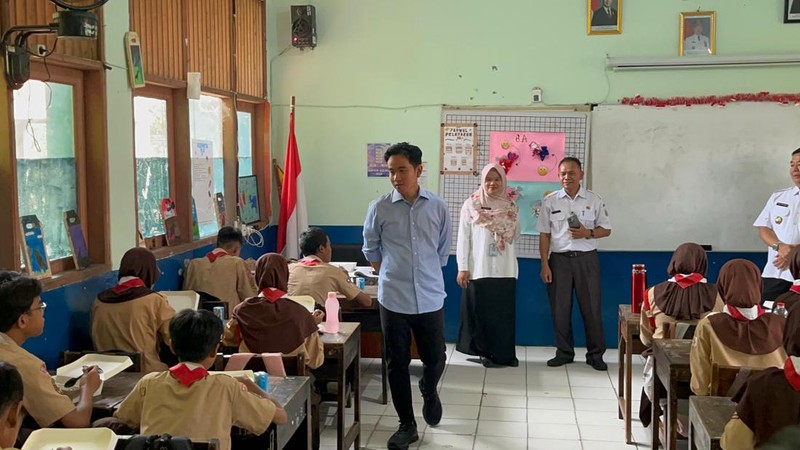 Wakil Presiden (Wapres) Gibran Rakabuming Raka meninjau uji coba makan bergizi gratis di SMP 270 Jakarta Utara (Jakut) Rabu (23/10/2024). (Dok. Detikcom/Brigitta Belia Permata Sari)