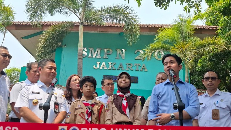 Wakil Presiden (Wapres) Gibran Rakabuming Raka meninjau uji coba makan bergizi gratis di SMP 270 Jakarta Utara (Jakut) Rabu (23/10/2024). (Dok. Detikcom/Brigitta Belia Permata Sari)