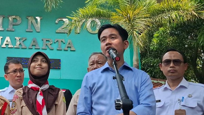 Wakil Presiden (Wapres) Gibran Rakabuming Raka meninjau uji coba makan bergizi gratis di SMP 270 Jakarta Utara (Jakut) Rabu (23/10/2024). (Dok. Detikcom/Brigitta Belia Permata Sari)