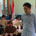 Gaya Gibran Tinjau Makan Gratis di SMP Jakarta