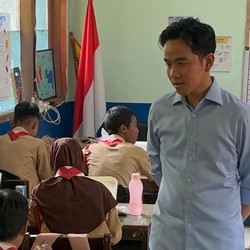 Gaya Gibran Tinjau Makan Gratis di SMP Jakarta