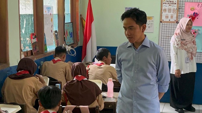 Wakil Presiden (Wapres) Gibran Rakabuming Raka meninjau uji coba makan bergizi gratis di SMP 270 Jakarta Utara (Jakut) Rabu (23/10/2024). (Dok. Detikcom/Brigitta Belia Permata Sari)