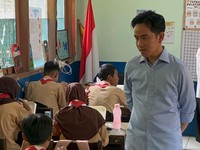 Gaya Gibran Tinjau Makan Gratis di SMP Jakarta