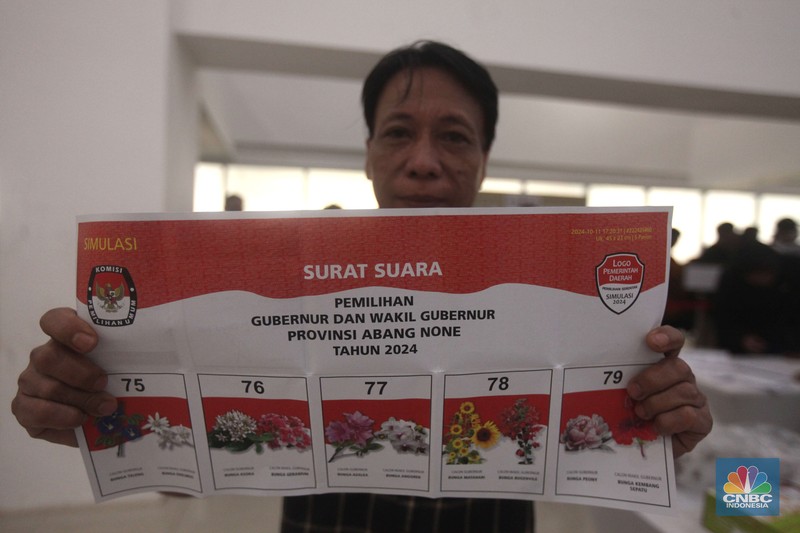Warga mengikuti simulasi pemungutan suara pemilihan Gubernur dan Wakil Gubernur Provinsi DKI Jakarta 2024 di Gelanggang Remaja Johar Baru, Jakarta, Kamis (24/10/2024). (CNBC Indonesia/Muhammad Sabki)