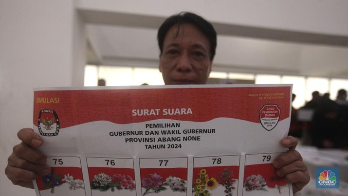 Warga mengikuti simulasi pemungutan suara pemilihan Gubernur dan Wakil Gubernur Provinsi DKI Jakarta 2024 di Gelanggang Remaja Johar Baru, Jakarta, Kamis (24/10/2024). (CNBC Indonesia/Muhammad Sabki) Warga mengikuti simulasi pemungutan suara pemilihan Gubernur dan Wakil Gubernur Provinsi DKI Jakarta 2024 di Gelanggang Remaja Johar Baru, Jakarta, Kamis (24/10/2024). (CNBC Indonesia/Muhammad Sabki)