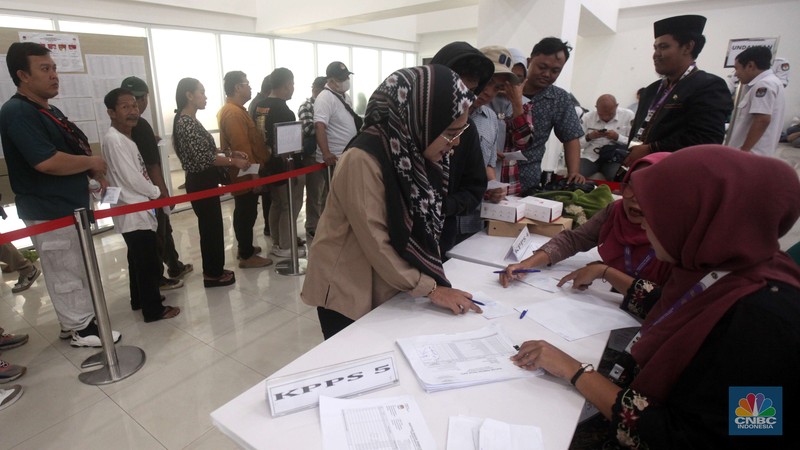 Warga mengikuti simulasi pemungutan suara pemilihan Gubernur dan Wakil Gubernur Provinsi DKI Jakarta 2024 di Gelanggang Remaja Johar Baru, Jakarta, Kamis (24/10/2024). (CNBC Indonesia/Muhammad Sabki) Warga mengikuti simulasi pemungutan suara pemilihan Gubernur dan Wakil Gubernur Provinsi DKI Jakarta 2024 di Gelanggang Remaja Johar Baru, Jakarta, Kamis (24/10/2024). (CNBC Indonesia/Muhammad Sabki)