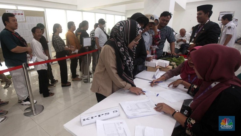 Warga mengikuti simulasi pemungutan suara pemilihan Gubernur dan Wakil Gubernur Provinsi DKI Jakarta 2024 di Gelanggang Remaja Johar Baru, Jakarta, Kamis (24/10/2024). (CNBC Indonesia/Muhammad Sabki)