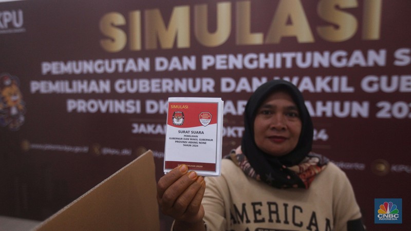 Warga mengikuti simulasi pemungutan suara pemilihan Gubernur dan Wakil Gubernur Provinsi DKI Jakarta 2024 di Gelanggang Remaja Johar Baru, Jakarta, Kamis (24/10/2024). (CNBC Indonesia/Muhammad Sabki) Warga mengikuti simulasi pemungutan suara pemilihan Gubernur dan Wakil Gubernur Provinsi DKI Jakarta 2024 di Gelanggang Remaja Johar Baru, Jakarta, Kamis (24/10/2024). (CNBC Indonesia/Muhammad Sabki)