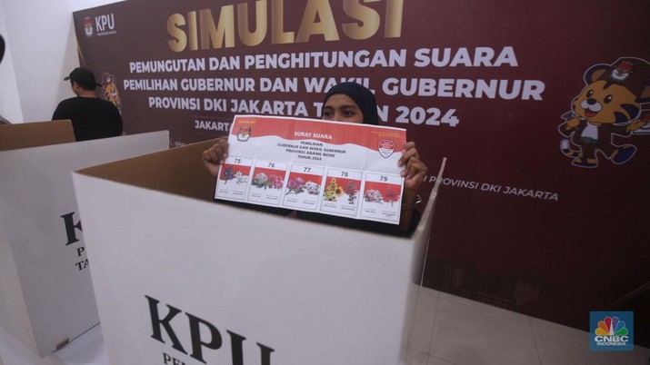 Warga mengikuti simulasi pemungutan suara pemilihan Gubernur dan Wakil Gubernur Provinsi DKI Jakarta 2024 di Gelanggang Remaja Johar Baru, Jakarta, Kamis (24/10/2024). (CNBC Indonesia/Muhammad Sabki)