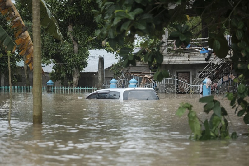 Badai Trami yang menerjang wilayah timur laut Filipina pada Kamis (24/10) menyebabkan 26 orang tewas dan ratusan ribu orang lainnya terpaksa mengungsi. (via REUTERS/PHILIPPINE COAST GUARD)