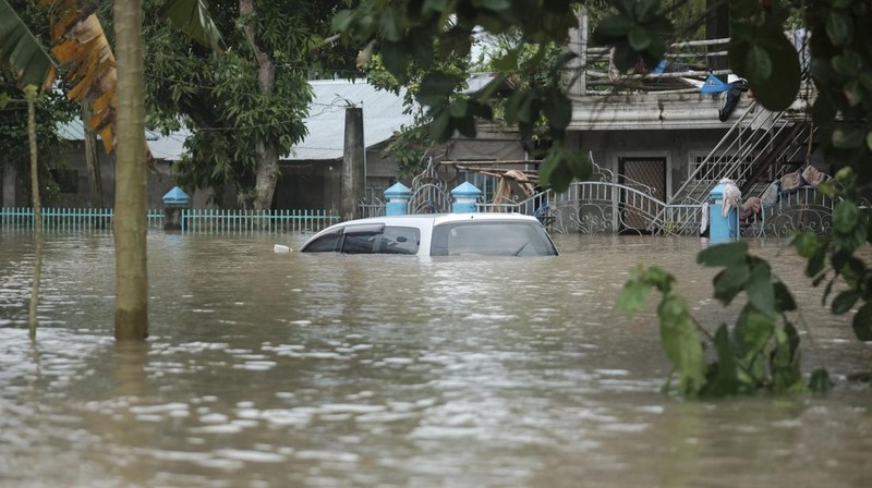 Badai Trami yang menerjang wilayah timur laut Filipina pada Kamis (24/10) menyebabkan 26 orang tewas dan ratusan ribu orang lainnya terpaksa mengungsi. (via REUTERS/PHILIPPINE COAST GUARD)