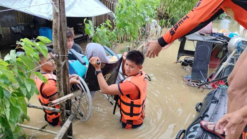 Badai Trami yang menerjang wilayah timur laut Filipina pada Kamis (24/10) menyebabkan 26 orang tewas dan ratusan ribu orang lainnya terpaksa mengungsi. (via REUTERS/PHILIPPINE COAST GUARD)