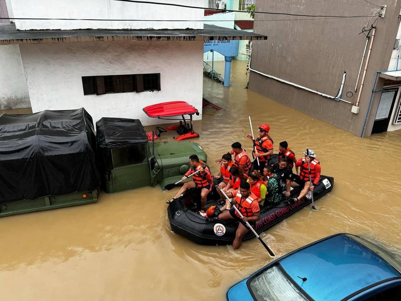 Badai Trami yang menerjang wilayah timur laut Filipina pada Kamis (24/10) menyebabkan 26 orang tewas dan ratusan ribu orang lainnya terpaksa mengungsi. (via REUTERS/PHILIPPINE COAST GUARD)