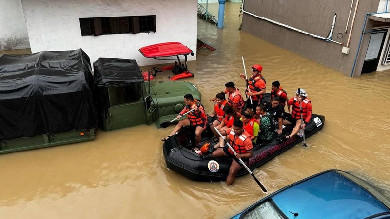 Badai Trami yang menerjang wilayah timur laut Filipina pada Kamis (24/10) menyebabkan 26 orang tewas dan ratusan ribu orang lainnya terpaksa mengungsi. (via REUTERS/PHILIPPINE COAST GUARD)