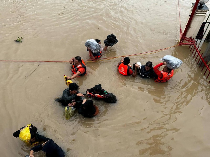 Badai Trami yang menerjang wilayah timur laut Filipina pada Kamis (24/10) menyebabkan 26 orang tewas dan ratusan ribu orang lainnya terpaksa mengungsi. (via REUTERS/PHILIPPINE COAST GUARD)
