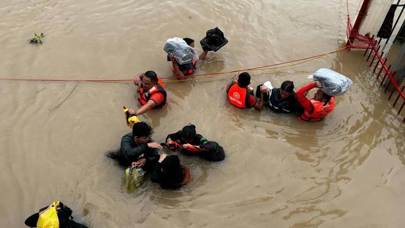 Badai Trami yang menerjang wilayah timur laut Filipina pada Kamis (24/10) menyebabkan 26 orang tewas dan ratusan ribu orang lainnya terpaksa mengungsi. (via REUTERS/PHILIPPINE COAST GUARD)