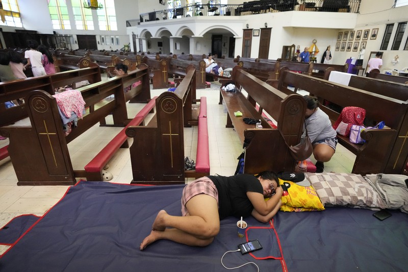 Badai Trami yang menerjang wilayah timur laut Filipina pada Kamis (24/10) menyebabkan 26 orang tewas dan ratusan ribu orang lainnya terpaksa mengungsi. (via REUTERS/PHILIPPINE COAST GUARD)