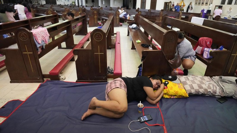 Badai Trami yang menerjang wilayah timur laut Filipina pada Kamis (24/10) menyebabkan 26 orang tewas dan ratusan ribu orang lainnya terpaksa mengungsi. (via REUTERS/PHILIPPINE COAST GUARD)