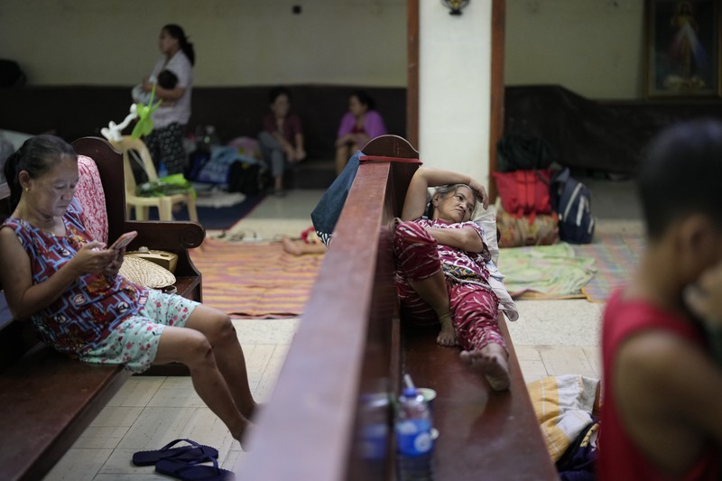 Badai Trami yang menerjang wilayah timur laut Filipina pada Kamis (24/10) menyebabkan 26 orang tewas dan ratusan ribu orang lainnya terpaksa mengungsi. (via REUTERS/PHILIPPINE COAST GUARD) Badai Trami yang menerjang wilayah timur laut Filipina pada Kamis (24/10) menyebabkan 26 orang tewas dan ratusan ribu orang lainnya terpaksa mengungsi. (via REUTERS/PHILIPPINE COAST GUARD)