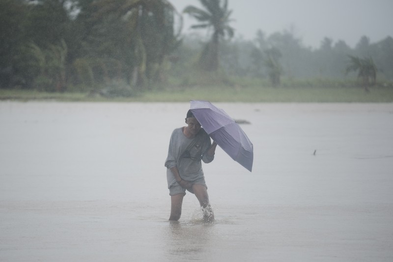 Badai Trami yang menerjang wilayah timur laut Filipina pada Kamis (24/10) menyebabkan 26 orang tewas dan ratusan ribu orang lainnya terpaksa mengungsi. (via REUTERS/PHILIPPINE COAST GUARD)