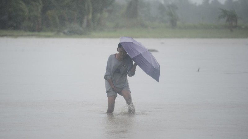 Badai Trami yang menerjang wilayah timur laut Filipina pada Kamis (24/10) menyebabkan 26 orang tewas dan ratusan ribu orang lainnya terpaksa mengungsi. (via REUTERS/PHILIPPINE COAST GUARD)