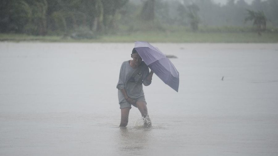 Badai Trami yang menerjang wilayah timur laut Filipina pada Kamis (24/10) menyebabkan 26 orang tewas dan ratusan ribu orang lainnya terpaksa mengungsi. (AP Photo/John Michael Magdasoc)