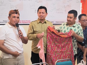 Hentikan Kasus Sebar Uang Kampanye, Bawaslu Kota Madiun Dihadiahi Daster-BH