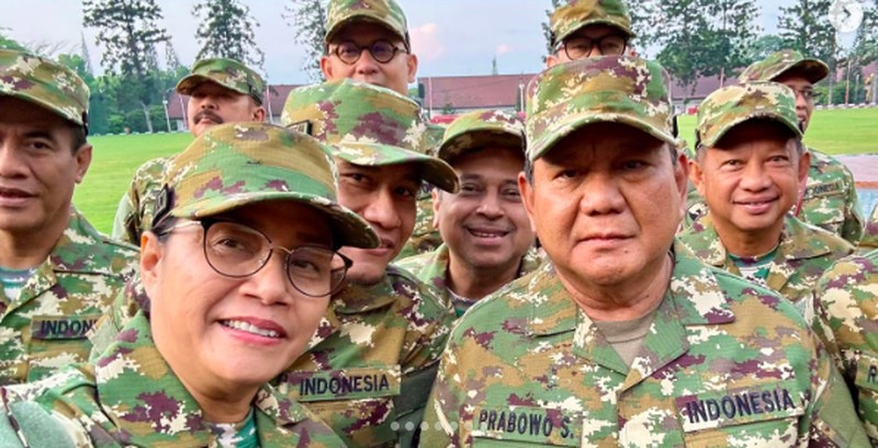 Suasana persiapan keberangkatan ke Akademi Militer Magelang via Jogyakarta - untuk acara pembekalan para anggota Kabinet Merah Putih 2024-2029; untuk menggalang kekompakan dan kebersamaan serta persatuan tim. (Instagram/smindrawati) Suasana persiapan keberangkatan ke Akademi Militer Magelang via Jogyakarta - untuk acara pembekalan para anggota Kabinet Merah Putih 2024-2029; untuk menggalang kekompakan dan kebersamaan serta persatuan tim. (Instagram/smindrawati)