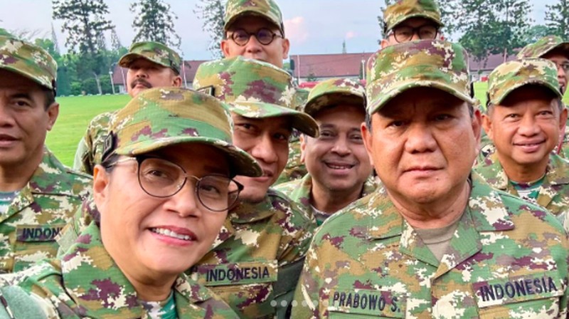 Suasana persiapan keberangkatan ke Akademi Militer Magelang via Jogyakarta - untuk acara pembekalan para anggota Kabinet Merah Putih 2024-2029; untuk menggalang kekompakan dan kebersamaan serta persatuan tim. (Instagram/smindrawati)