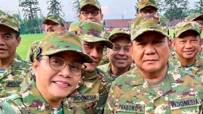 Sangar! Begini Gaya Sri Mulyani Bareng Prabowo Berseragam Militer