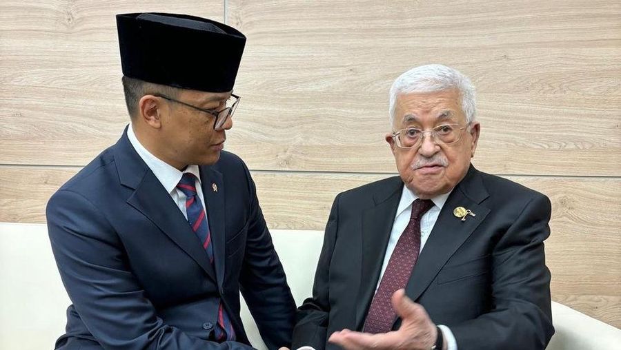 Menteri Luar Negeri Indonesia Sugiono (kiri) dan Presiden Palestina Mahmoud Abbas (kanan) berbincang singkat dengan pemimpin negara serta organisasi internasional di sela-sela KTT BRICS Plus Summit di Kazan, Rusia (24/10/2024). (Tangkapan layar Instagram @sugiono_56)