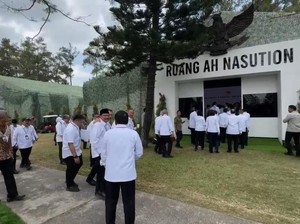 Momen Anggota Kabinet Terima Materi di Ruang AH Nasution di Retreat Magelang