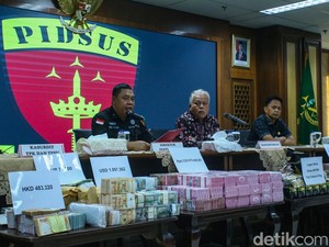 Tumpukan Duit Nyaris Rp 1 T dalam 5 Mata Uang dari Rumah Eks Pejabat MA