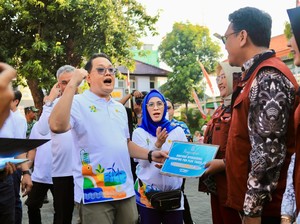 PKH Plus untuk 102 Lansia Surabaya Diserahkan PJ Gubernur Jatim