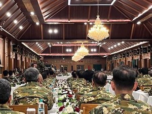 Prabowo Makan Malam Bersama Kabinet-Taruna Akmil Usai Parade Senja