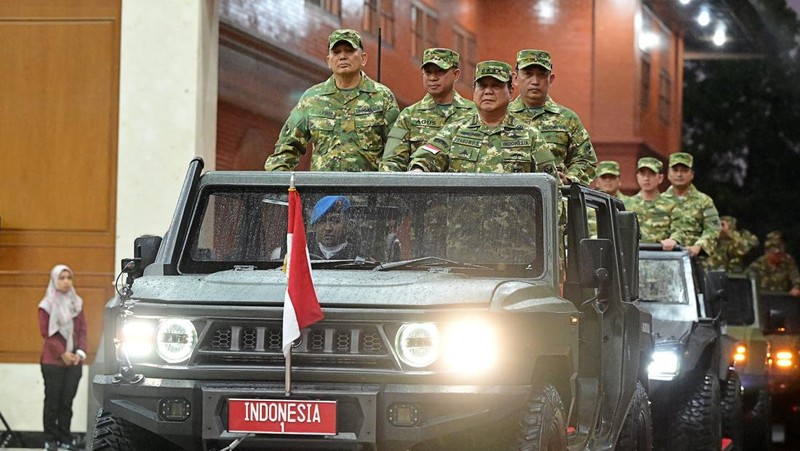 Presiden Prabowo Subianto melakukan Parade Senja yang digelar di Lapangan Pancasila, Graha Utama Akademi Militer (Akmil), Magelang, Jawa Tengah, Jumat (25/10/2024). (Dok. Biro Pers Sekretariat Presiden/Muchlis Jr)