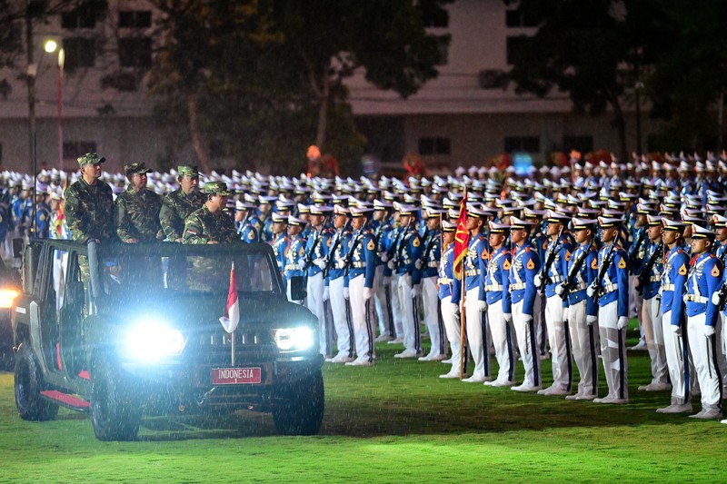 Presiden Prabowo Subianto melakukan Parade Senja yang digelar di Lapangan Pancasila, Graha Utama Akademi Militer (Akmil), Magelang, Jawa Tengah, Jumat (25/10/2024). (Dok. Biro Pers Sekretariat Presiden/Muchlis Jr)